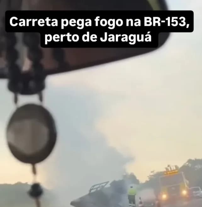Carreta pega fogo na br 153 perto de Jaraguá