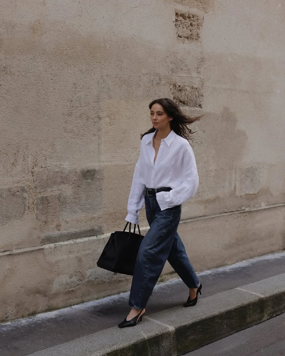 Do cool ao sofisticado: 5 jeitos de usar a calça jeans barrel nesta temporada