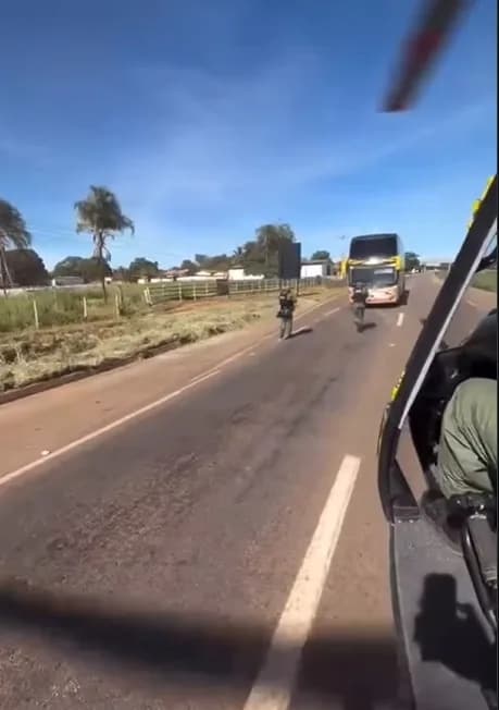 Ação Cinematográfica: Helicóptero do GRAER Intercepta Ônibus na BR-060 e Prende Foragido em Guapó