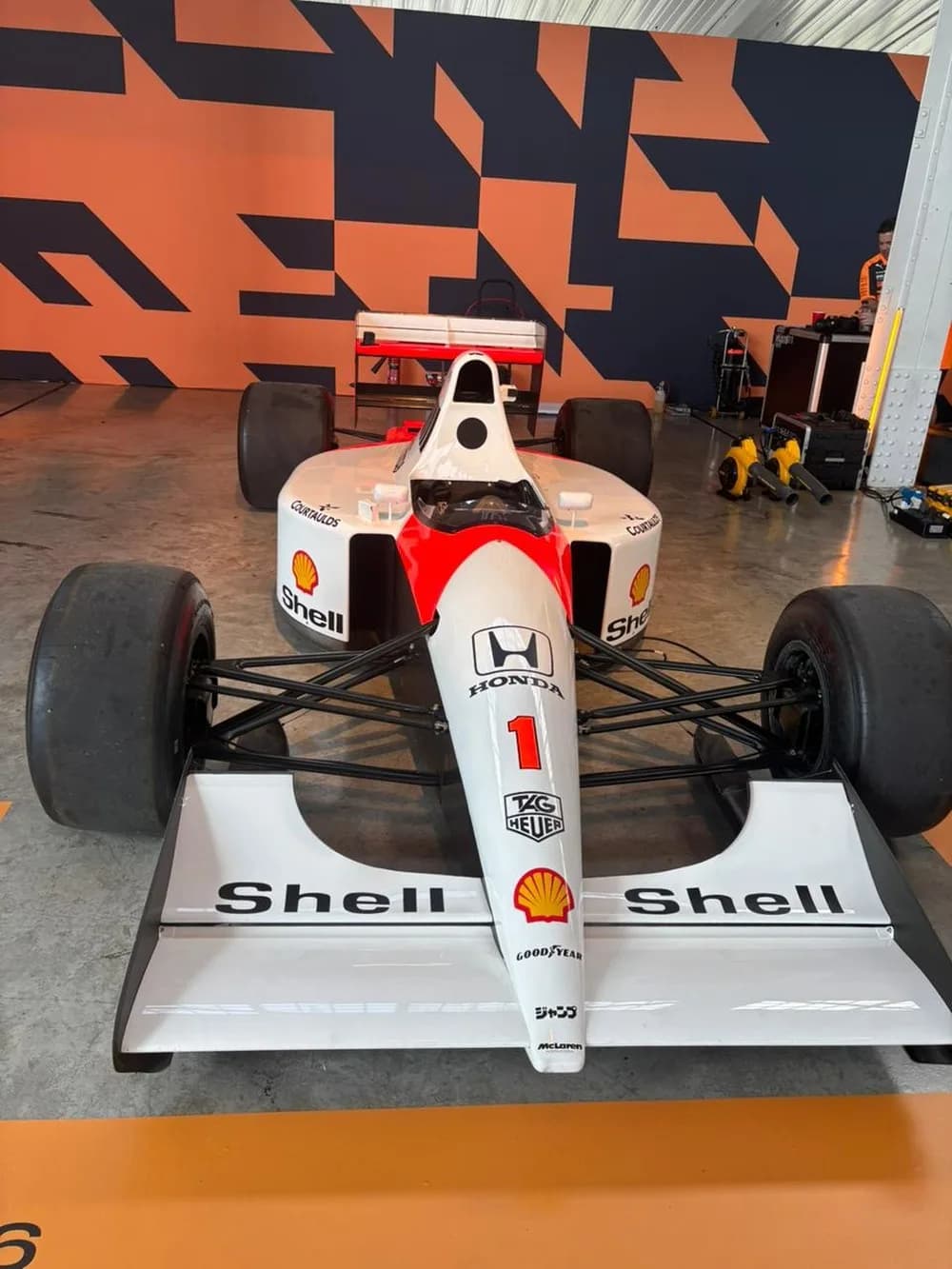 McLaren fecha ruas de Miami e carro de Senna chama atenção pelo forte barulho