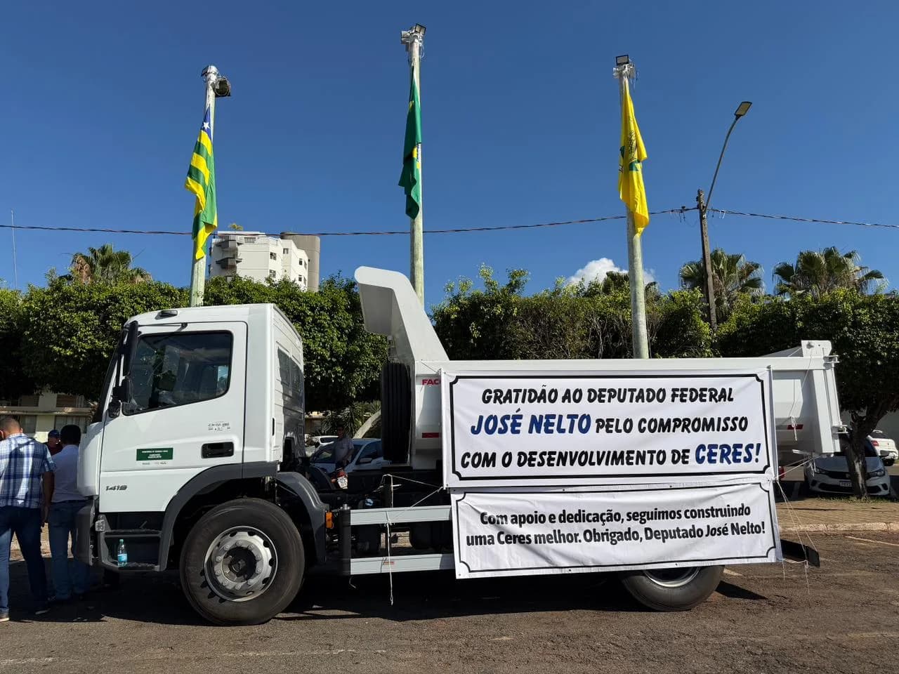 Entrega de caminhão basculhante para Ceres