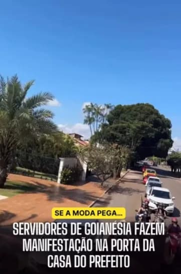 Servidores de Goianésia fazem manisfestação na portra da casa do prefeito